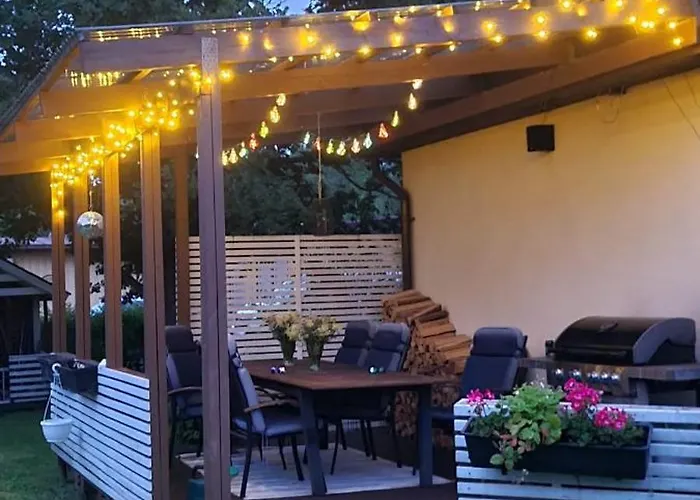 Viihtyisae Ja Kodikas Omakotitalo Isolla Pihalla Lägenhet